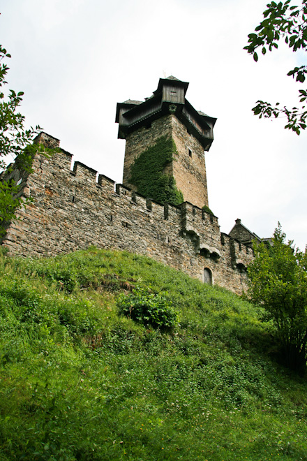 ����� - ����� ������������ (Burg Niederfalkenstein)