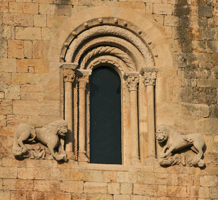 ������ (Besalu)