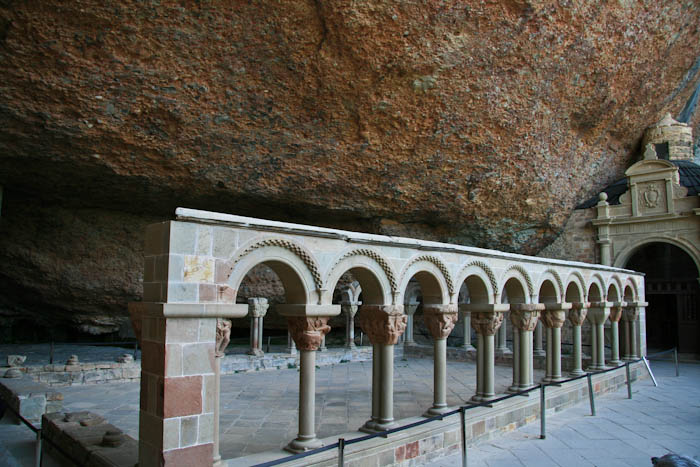 ��������� ����-����-��-��-����� (Monasterio de San Juan de la Pena)